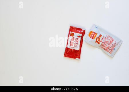 Ketchup-Pakete von McDonald's und Burger King Fast Food Restaurants in Taiwan; Liste der Zutaten und Inhalte in chinesischer Sprache. Stockfoto