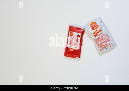 Ketchup-Pakete von McDonald's und Burger King Fast Food Restaurants in Taiwan; Liste der Zutaten und Inhalte in chinesischer Sprache. Stockfoto