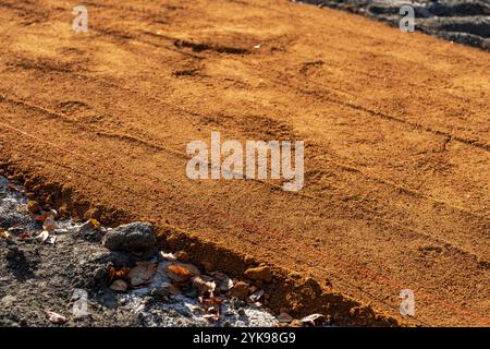 Baufotos von neuen Baseball-, Softball-, Sportplatz-roten Tonkrügen und Infield-Ton-Oberflächen. Stockfoto