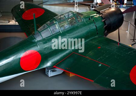 Das Kampfflugzeug Mitsubishi A6M Zero aus dem Zweiten Weltkrieg ist im Yamato Museum (Kure Maritime Museum) in Kure, Hiroshima, Japan ausgestellt. Stockfoto