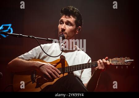 London, Vereinigtes Königreich. November 2024. Bastille verwöhnt Fans mit einem ganz besonderen Auftritt im Shepherds Bush Empire . Cristina Massei/Alamy Live News. Stockfoto