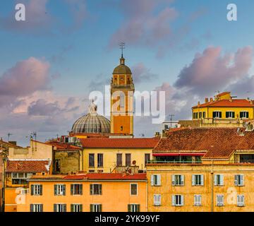 AJACCIO, KORSIKA, FRANKREICH - 8. Oktober 2024: Ajaccio, Geburtsort von Napoleon Bonaparte, bietet eine charmante Mischung aus historischer Architektur und pulsierendem Por Stockfoto