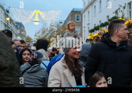 London, Großbritannien. November 2024. In Belgravias Elizabeth Street fand eine saisonale Weihnachtsfeier statt, bei der Unterhaltung und Ladenangebote vor dem großen Einschalten der Lichter stattfanden. Quelle: Eleventh Photography/Alamy Live News Stockfoto