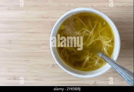 Sofortige Ramen-Nudeln in einem Einwegbecher mit einer Gabel von oben mit Kopierraum Stockfoto