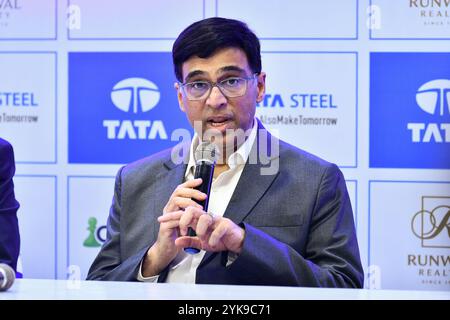 Kalkutta, Indien. November 2024. Der indische Schachgroßmeister Viswanathan Anand sah während der Pressekonferenz nach dem Spiel das 6. TATA Steel Chess India Tournament im Dhono Dhanyo Auditorium. (Foto: Dipayan Bose/SOPA Images/SIPA USA) Credit: SIPA USA/Alamy Live News Stockfoto