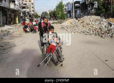 Gaza-Stadt, Palästina. November 2024. Palästinenser fliehen mit ein paar Sachen, die sie nach einer militärischen Operation der israelischen Armee im nördlichen Teil des Gazastreifens tragen können. (Foto: Mahmoud Issa/SOPA Images/SIPA USA) Credit: SIPA USA/Alamy Live News Stockfoto