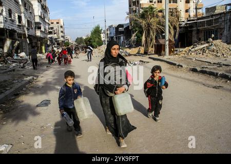 Gaza-Stadt, Palästina. November 2024. Palästinenser fliehen mit ein paar Sachen, die sie nach einer militärischen Operation der israelischen Armee im nördlichen Teil des Gazastreifens tragen können. (Foto: Mahmoud Issa/SOPA Images/SIPA USA) Credit: SIPA USA/Alamy Live News Stockfoto
