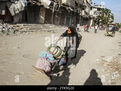 Gaza-Stadt, Palästina. November 2024. Palästinenser fliehen mit ein paar Sachen, die sie nach einer militärischen Operation der israelischen Armee im nördlichen Teil des Gazastreifens tragen können. (Foto: Mahmoud Issa/SOPA Images/SIPA USA) Credit: SIPA USA/Alamy Live News Stockfoto