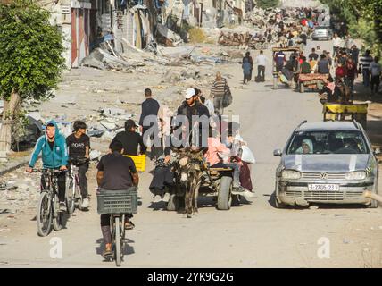 Gaza-Stadt, Palästina. November 2024. Palästinenser fliehen mit ein paar Sachen, die sie nach einer militärischen Operation der israelischen Armee im nördlichen Teil des Gazastreifens tragen können. (Foto: Mahmoud Issa/SOPA Images/SIPA USA) Credit: SIPA USA/Alamy Live News Stockfoto