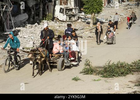Gaza-Stadt, Palästina. November 2024. Palästinenser fliehen mit ein paar Sachen, die sie nach einer militärischen Operation der israelischen Armee im nördlichen Teil des Gazastreifens tragen können. (Foto: Mahmoud Issa/SOPA Images/SIPA USA) Credit: SIPA USA/Alamy Live News Stockfoto