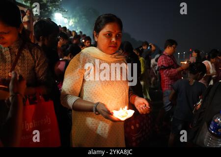 Kolkata, Indien, 15. November 2024: Ein Fluss des Lichts und der Hingabe – Ganges glüht auf Dev Deepavali. Hindugeweihte drängten sich heute Abend in den Ghats des Ganges, um den glücklichen Anlass von Kartik Purnima zu feiern. Im Rahmen der Dev Deepavali-Festlichkeiten zündeten sie traditionelle Diyas (Erdlampen) an, die ein faszinierendes Leuchten vor der Kulisse des Flusses erzeugten. Dieser Akt der Hingabe symbolisiert Bhakti gegenüber Lord Vishnu und markiert eine spirituelle Verbindung zwischen glaube und Natur. Die ruhige und dennoch lebhafte Zeremonie zog sowohl Einheimische als auch Touristen an und unterstrich das kulturelle Wesen der Stadt. Stockfoto