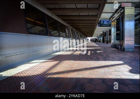 Seite des Zugwagens am Bahnsteig, U-Bahn-Station East Falls Church, Arlington, Virginia. Stockfoto