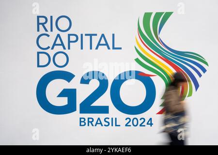 Peking, Brasilien. November 2024. Eine Frau läuft an einem G20-Logo in der Nähe des Hauptsitzes des 19. G20-Gipfels in Rio de Janeiro, Brasilien, am 16. November 2024 vorbei. Der 19. G20-Gipfel ist vom 18. Bis 19. November in Rio de Janeiro geplant. Quelle: Wang Tiancong/Xinhua/Alamy Live News Stockfoto