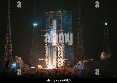 Wenchang, China. 15. November 2024. Eine lange Trägerrakete vom 7. März mit dem Cargo-Raumschiff Tianzhou 8 explodiert am 15. November 2024 um 23 Uhr von der Wenchang-Trägerrakete in der südlichen Inselprovinz Hainan. Die Einführungsmission war ein voller Erfolg. Quelle: Jia Tianyong/China News Service/Alamy Live News Stockfoto