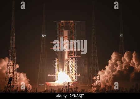 Wenchang, China. 15. November 2024. Eine lange Trägerrakete vom 7. März mit dem Cargo-Raumschiff Tianzhou 8 explodiert am 15. November 2024 um 23 Uhr von der Wenchang-Trägerrakete in der südlichen Inselprovinz Hainan. Die Einführungsmission war ein voller Erfolg. Quelle: Jia Tianyong/China News Service/Alamy Live News Stockfoto