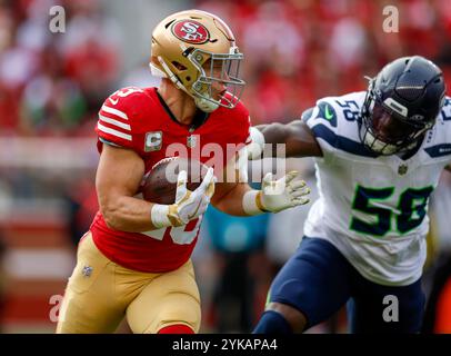 Santa Clara, Usa. November 2024. Christian McCaffrey (23) von San Francisco 49ers () tritt am Sonntag, den 17. November 2024, im Levi's Stadium in Santa Clara, Kalifornien, gegen die Derick Hall von Seattle Seahawks (58) an. (Foto: Nhat V. Meyer/Bay Area News Group/TNS/SIPA USA) Credit: SIPA USA/Alamy Live News Stockfoto