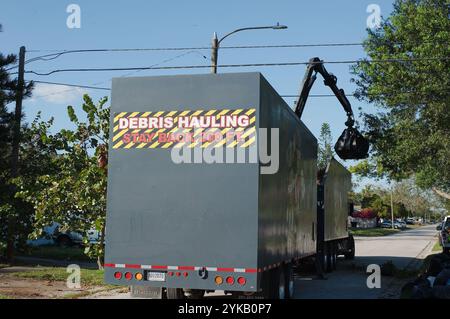 Nur Zur Redaktionellen Verwendung Am 16. November 2024. St. Petersburg, FL, USA. Mülltransporter-Kran Aufnehmen von Sturmschäden durch einen spezialisierten Lkw, der mit einem Kran ausgestattet ist, Stockfoto