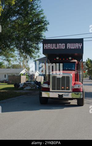 Nur Zur Redaktionellen Verwendung Am 16. November 2024. St. Petersburg, FL, USA. Mülltransporter-Kran Aufnehmen von Sturmschäden durch einen spezialisierten Lkw, der mit einem Kran ausgestattet ist, Stockfoto