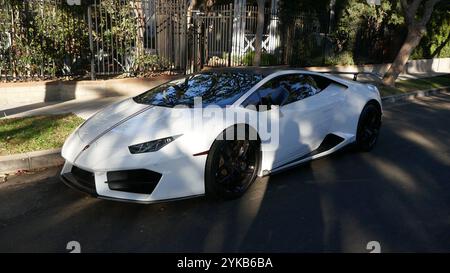 Los Angeles, Kalifornien, USA 17. November 2024 Weißer Lamborghini am 17. November 2024 in Los Angeles, Kalifornien, USA. Foto: Barry King/Alamy Stock Photo Stockfoto