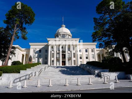 Montgomery, Alabama, USA. November 2024. Das Alabama State Capitol in Montgomery, Alabama, am 17. November 2024. Das Gebäude, das im National Register of Historic Places steht, wurde 1851 eröffnet und diente zeitweise als erste Hauptstadt der Konföderierten Staaten von Amerika. (Kreditbild: © Scott Coleman/ZUMA Press Wire) NUR REDAKTIONELLE VERWENDUNG! Nicht für kommerzielle ZWECKE! Stockfoto