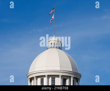 Montgomery, Alabama, USA. November 2024. Die Kuppel des Alabama State Capitol in Montgomery, Alabama, am 17. November 2024. Das Gebäude, das im National Register of Historic Places steht, wurde 1851 eröffnet und diente zeitweise als erste Hauptstadt der Konföderierten Staaten von Amerika. (Kreditbild: © Scott Coleman/ZUMA Press Wire) NUR REDAKTIONELLE VERWENDUNG! Nicht für kommerzielle ZWECKE! Stockfoto