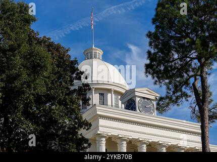 Montgomery, Alabama, USA. November 2024. Das Alabama State Capitol in Montgomery, Alabama, am 17. November 2024. Das Gebäude, das im National Register of Historic Places steht, wurde 1851 eröffnet und diente zeitweise als erste Hauptstadt der Konföderierten Staaten von Amerika. (Kreditbild: © Scott Coleman/ZUMA Press Wire) NUR REDAKTIONELLE VERWENDUNG! Nicht für kommerzielle ZWECKE! Stockfoto