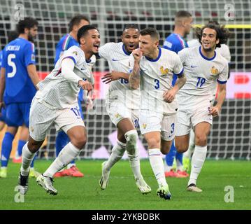 Mailand, Italien. November 2024. Die Spieler Frankreichs feiern das eigene Tor Italiens während des Fußballspiels der UEFA Nations League 2024/25 League A zwischen Italien und Frankreich am 17. November 2024 in Mailand. Quelle: Alberto Lingria/Xinhua/Alamy Live News Stockfoto