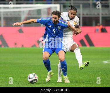 Mailand, Italien. November 2024. Manuel Locatelli (L) aus Italien wetteiferte um den Ball gegen Christopher Nkunku aus Frankreich während der UEFA Nations League 2024/25 League, Einem Gruppenspiel zwischen Italien und Frankreich in Mailand, Italien, am 17. November 2024. Quelle: Alberto Lingria/Xinhua/Alamy Live News Stockfoto