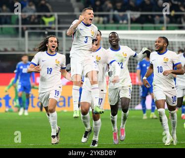 Mailand, Italien. November 2024. Die Spieler Frankreichs feiern das eigene Tor Italiens während des Fußballspiels der UEFA Nations League 2024/25 League A zwischen Italien und Frankreich am 17. November 2024 in Mailand. Quelle: Alberto Lingria/Xinhua/Alamy Live News Stockfoto