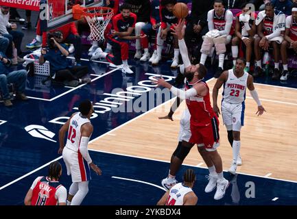 Washington, USA. November 2024. WASHINGTON, DC - 17. NOVEMBER: Jonas Valanciunas (17) spielt bei einem NBA-Spiel zwischen den Washington Wizards und den Detroit Pistons am 17. November 2024 in der Capital One Arena in Washington, DC. (Foto: Tony Quinn/SipaUSA) Credit: SIPA USA/Alamy Live News Stockfoto