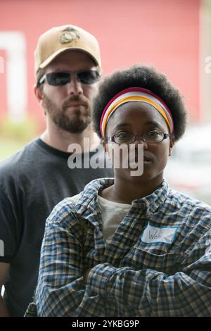 Von rechts aus hört Monique und Wesley Rosson, Veteran des U.S. Marine Corps, während eines zweitägigen Workshops von From Service to Stewardship in Remington, Virginia, am Freitag, den 20. Mai 2016, einen Vortrag über das Geschäft und die Grundlagen der Sortierung von Schafen. Das Paar ist hier, um zu lernen, wie man seinen kleinen Betrieb anbaut. Die Livestock Conservancy, die Virginia Cooperative Extension und die Lakota Ranch halten diesen Workshop ab, um Veteranen des Militärdienstes über seltene Tier- und Geflügelrassen für landwirtschaftliche Betriebe aufzuklären. Einige der Themen sind: Erste Schritte, Networking, Marketing, Geflügelprozess Stockfoto