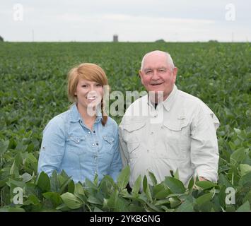 Us-Landwirtschaftsministerium (USDA) Sekretär Sonny Perdue und Frau, Mary Perdue Treffen mit Longley Farm Miteigentümer Kate Danner, ihr Ehemann und Co - Inhaber Jason Danner, und ihr Vater John Longley, Aledo, IL, am Aug 6, 2017. Seine stop Hier ist Teil einer fünf-RV Tour, mit Haltestellen in fünf Staaten: Wisconsin, Minnesota, Iowa, Illinois, Indiana; Mit dem Titel "Zurück zu den Wurzeln" Tour, er sammelt Eingang auf der Farm Bill 2018 und steigenden Wohlstand des ländlichen Raums, August 3-8, 2017. Entlang der Weise, Perdue wird mit Bauern, Viehzüchter, Förster, Produzenten, Studenten, Gouverneure, Mitglieder von Cong Stockfoto