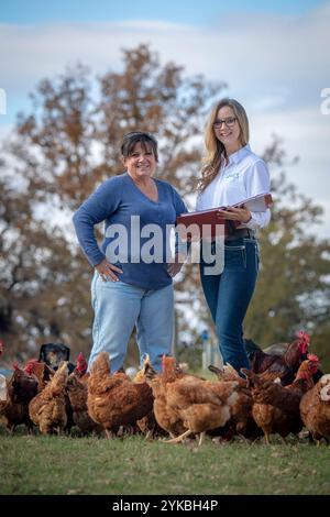 Jerri Parker, der in der Landwirtschaft aufgewachsen ist, betreibt nun ihre diversifizierte Farm in Cromwell, Oklahoma. Mit Hilfe der Bodenschützerin Mary Collier konnte Parker ein Basketballhaus erwerben, in dem sie Gemüse anbauen und ihre 300 Hühner, Eier und Rindfleisch verwalten konnte. 2004 begann sie mit dem Verkauf an die Öffentlichkeit. USDA-Foto von Preston Keres. Stockfoto