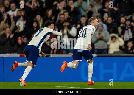 London, Großbritannien. November 2024. Jarrod Bowen (R) aus England feiert nach einem Torschuss beim Fußballspiel der UEFA Nations League B zwischen England und der Republik Irland am 17. November 2024 in London. Quelle: Xinhua/Alamy Live News Stockfoto