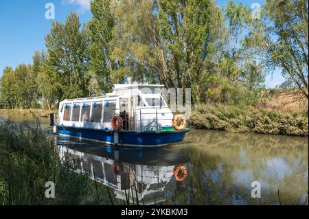 Fromista, Spanien: 21. Oktober 2024: Fähre für Touristen auf dem Canal de Castilla auf der Route des Jakobsweges, Etappe von Catrojeriz nach Fromista in Stockfoto