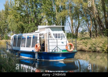 Fromista, Spanien: 21. Oktober 2024: Fähre für Touristen auf dem Canal de Castilla auf der Route des Jakobsweges, Etappe von Catrojeriz nach Fromista in Stockfoto