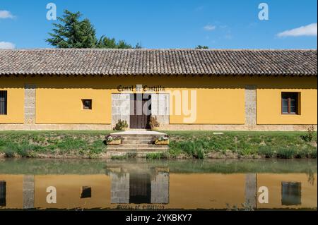 Fromista, Spanien: 21. Oktober 2024: Hauptsitz des Canal de Castilla auf der Route des Jakobsweges, Etappe von Catrojeriz nach Fromista in Spanien. Stockfoto