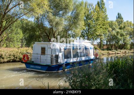 Fromista, Spanien: 21. Oktober 2024: Fähre für Touristen auf dem Canal de Castilla auf der Route des Jakobsweges, Etappe von Catrojeriz nach Fromista in Stockfoto