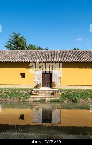 Fromista, Spanien: 21. Oktober 2024: Hauptsitz des Canal de Castilla auf der Route des Jakobsweges, Etappe von Catrojeriz nach Fromista in Spanien. Stockfoto