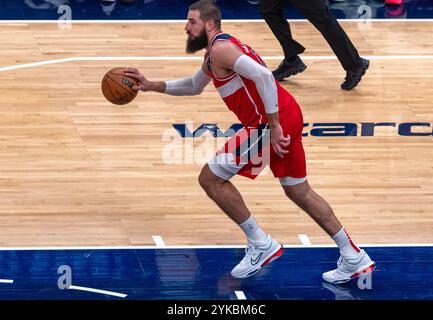 Washington, USA. November 2024. WASHINGTON, DC – 17. NOVEMBER: Das Washington Wizards Center Jonas Valanciunas (17) dribbelt während eines NBA-Spiels zwischen den Washington Wizards und den Detroit Pistons am 17. November 2024 in der Capital One Arena in Washington, DC. (Foto: Tony Quinn/SipaUSA) Credit: SIPA USA/Alamy Live News Stockfoto
