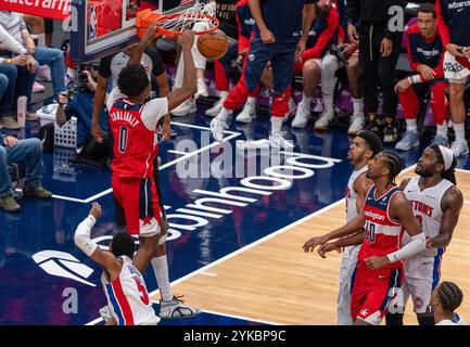 Washington, USA. November 2024. WASHINGTON, DC - 17. NOVEMBER: Washington Wizards schützen Bilal Coulibaly (0) dunks während eines NBA-Spiels zwischen den Washington Wizards und den Detroit Pistons am 17. November 2024 in der Capital One Arena in Washington, DC. (Foto: Tony Quinn/SipaUSA) Credit: SIPA USA/Alamy Live News Stockfoto