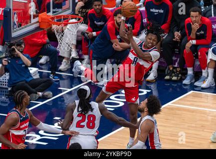 Washington, USA. November 2024. WASHINGTON, DC – 17. NOVEMBER: Der Wächter Carlton Carrington (8) der Washington Wizards (8) holt am 17. November 2024 in der Capital One Arena in Washington, D.C. einen Pass während eines NBA-Spiels zwischen den Washington Wizards und den Detroit Pistons. (Foto: Tony Quinn/SipaUSA) Credit: SIPA USA/Alamy Live News Stockfoto