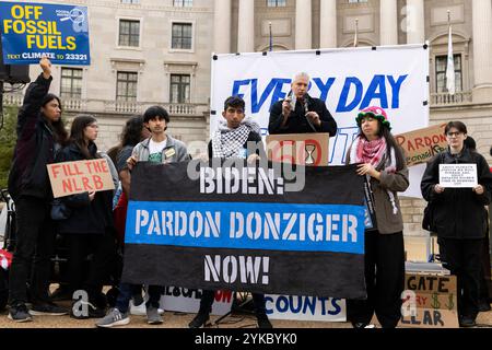 Am 17. November 2024 demonstrieren Umweltaktivisten vor der Federal Triangle Metro Station in Washington DC, USA. Die Kundgebung verlangt eine Klimaschutzaktion, bevor der gewählte US-Präsident Donald Trump sein Amt antritt. Die Einweihung von Donald Trump als 47. Präsident der Vereinigten Staaten ist für Montag, den 20. Januar 2025 geplant. Stockfoto