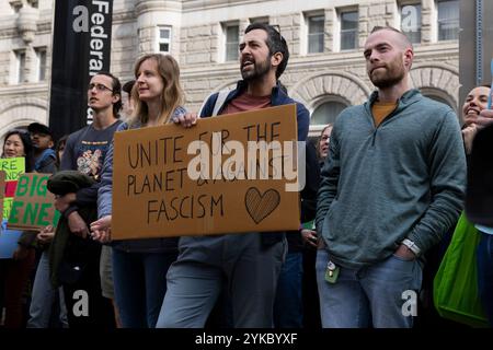 Am 17. November 2024 demonstrieren Umweltaktivisten vor der Federal Triangle Metro Station in Washington DC, USA. Die Kundgebung verlangt eine Klimaschutzaktion, bevor der gewählte US-Präsident Donald Trump sein Amt antritt. Die Einweihung von Donald Trump als 47. Präsident der Vereinigten Staaten ist für Montag, den 20. Januar 2025 geplant. Stockfoto