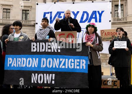 Am 17. November 2024 demonstrieren Umweltaktivisten vor der Federal Triangle Metro Station in Washington DC, USA. Die Kundgebung verlangt eine Klimaschutzaktion, bevor der gewählte US-Präsident Donald Trump sein Amt antritt. Die Einweihung von Donald Trump als 47. Präsident der Vereinigten Staaten ist für Montag, den 20. Januar 2025 geplant. Stockfoto