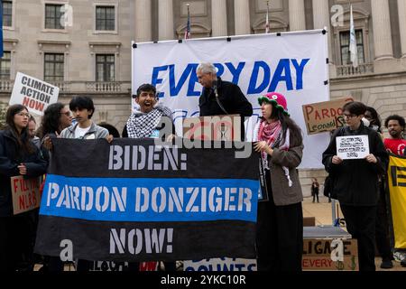 Am 17. November 2024 demonstrieren Umweltaktivisten vor der Federal Triangle Metro Station in Washington DC, USA. Die Kundgebung verlangt eine Klimaschutzaktion, bevor der gewählte US-Präsident Donald Trump sein Amt antritt. Die Einweihung von Donald Trump als 47. Präsident der Vereinigten Staaten ist für Montag, den 20. Januar 2025 geplant. Stockfoto