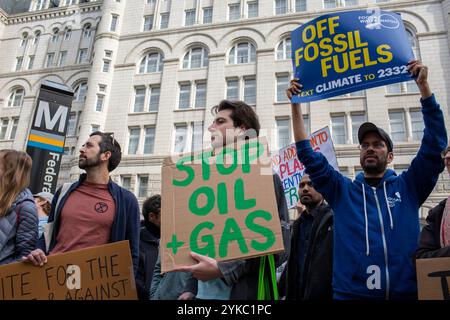 Washington, USA. November 2024. Umweltaktivisten fordern Klimaschutzmaßnahmen, bevor der designierte US-Präsident Donald Trump am 17. November 2024 in Washington, DC, sein Amt antritt. (Foto: Probal Rashid/SIPA USA) Credit: SIPA USA/Alamy Live News Stockfoto