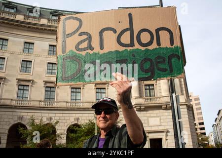 Washington, USA. November 2024. Umweltaktivisten fordern Klimaschutzmaßnahmen, bevor der designierte US-Präsident Donald Trump am 17. November 2024 in Washington, DC, sein Amt antritt. (Foto: Probal Rashid/SIPA USA) Credit: SIPA USA/Alamy Live News Stockfoto