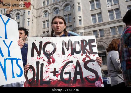 Washington, USA. November 2024. Umweltaktivisten fordern Klimaschutzmaßnahmen, bevor der designierte US-Präsident Donald Trump am 17. November 2024 in Washington, DC, sein Amt antritt. (Foto: Probal Rashid/SIPA USA) Credit: SIPA USA/Alamy Live News Stockfoto