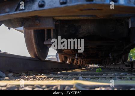 Ansicht eines Eisenbahnzugs und der Räder beim Überqueren auf Gleisebene Stockfoto